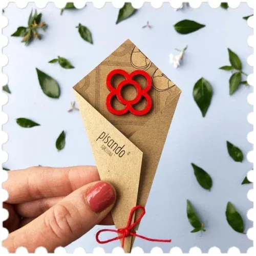 Red wooden pin Flor de Barcelona